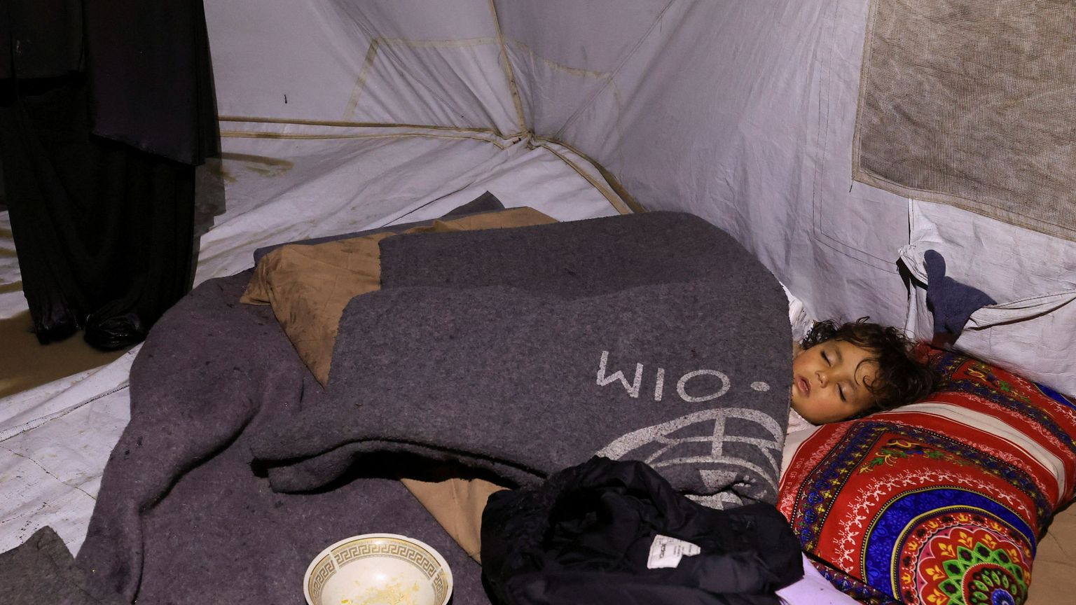 A Gaza si continua a morire di freddo: come si vive nelle tende allagate