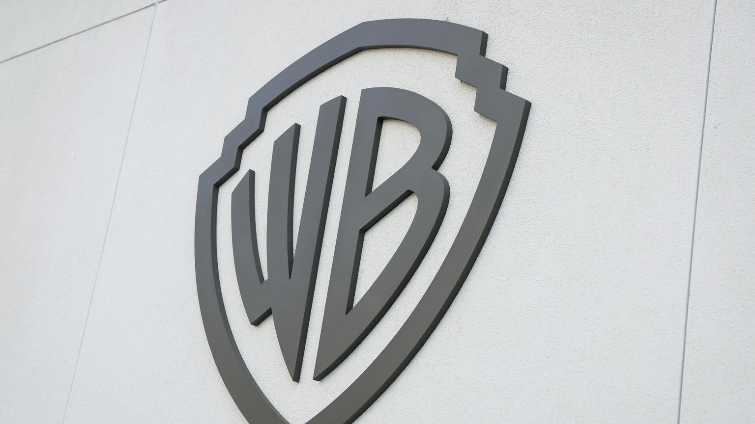 Warner Bros verso il rifiuto dell'offerta ostile di Paramount da 108 miliardi