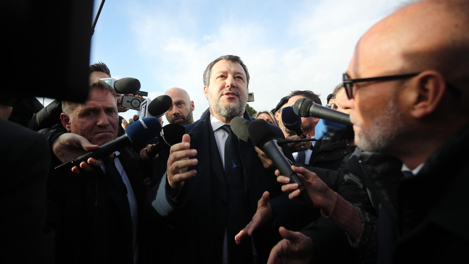 Il ministro Matteo Salvini coi giornalisti a Palermo, al termine di una delle udienze del processo su Open Arms