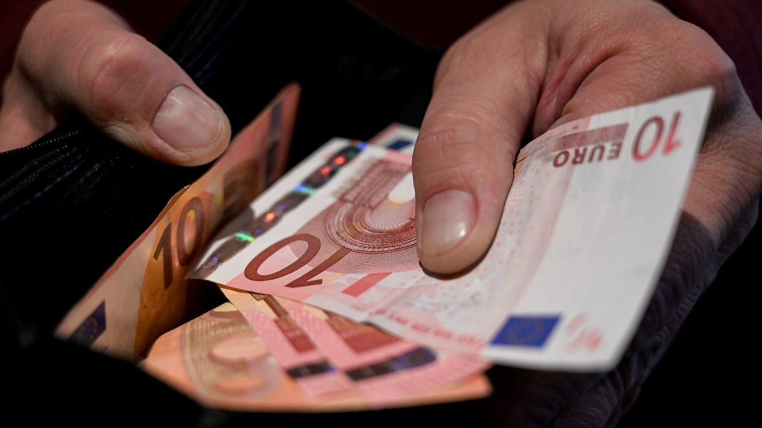 Pagamento in contanti. Foto Imagoeconomia