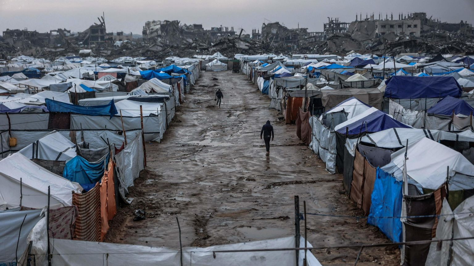 Macerie, distruzione, tende e fango: si presenta così il quartiere di Zeitun a Gaza City / ANSA