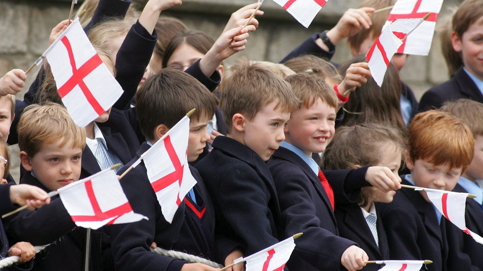 Un bambino a lezione in una scuola inglese