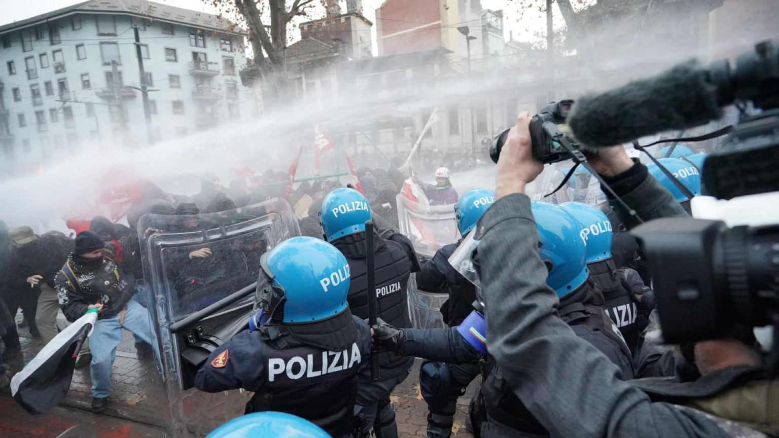 Torino, scontri tra antagonisti e forze dell'ordine al corteo per Askatasuna