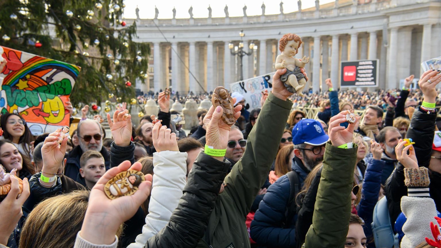 La benedizione dei Bambinelli del presepe in piazza San Pietro, nella quarta Domenica di Avvento, 21 dicembre 2025