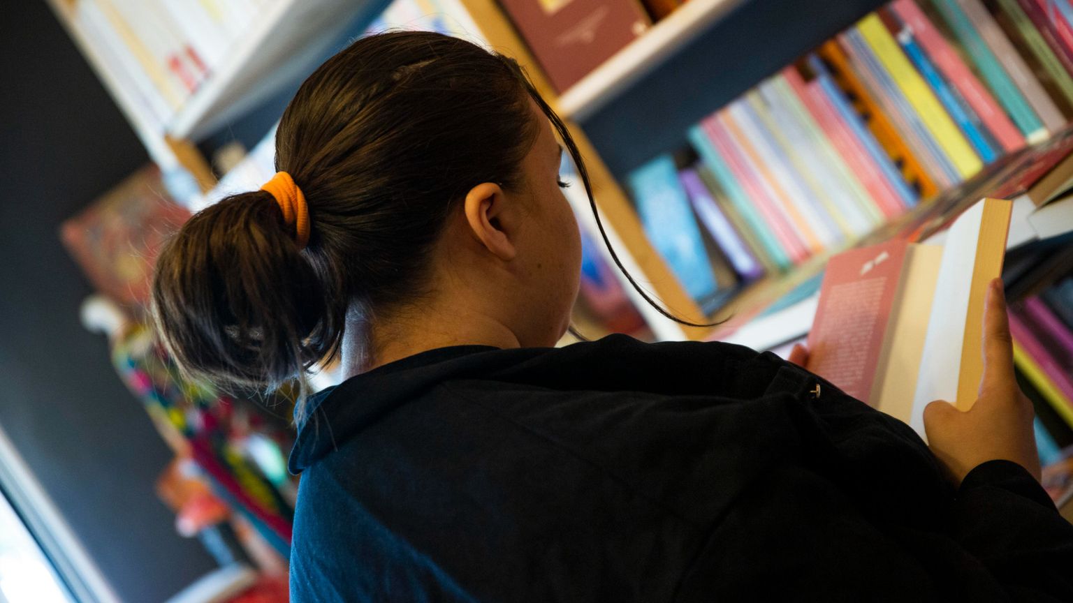 Un'adolescente legge un libro