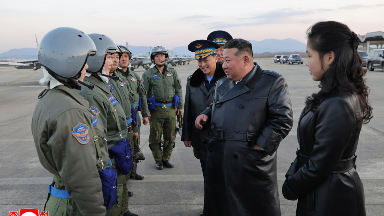 Il leader nordcoreano Kim Jong-un in compagnia della figlia Kim Ju Ae