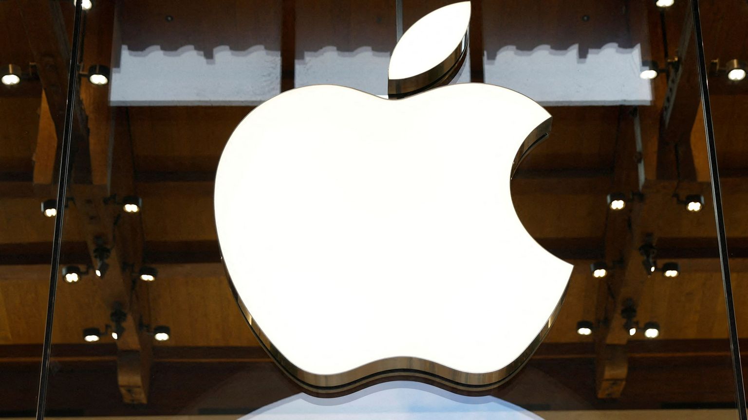 «Abuso di posizione dominante»: multa da 98 milioni ad Apple
