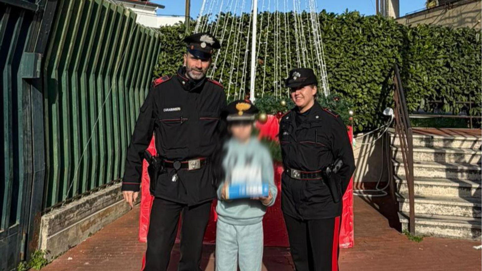 Alessio coi carabinieri che l'hanno ritrovato