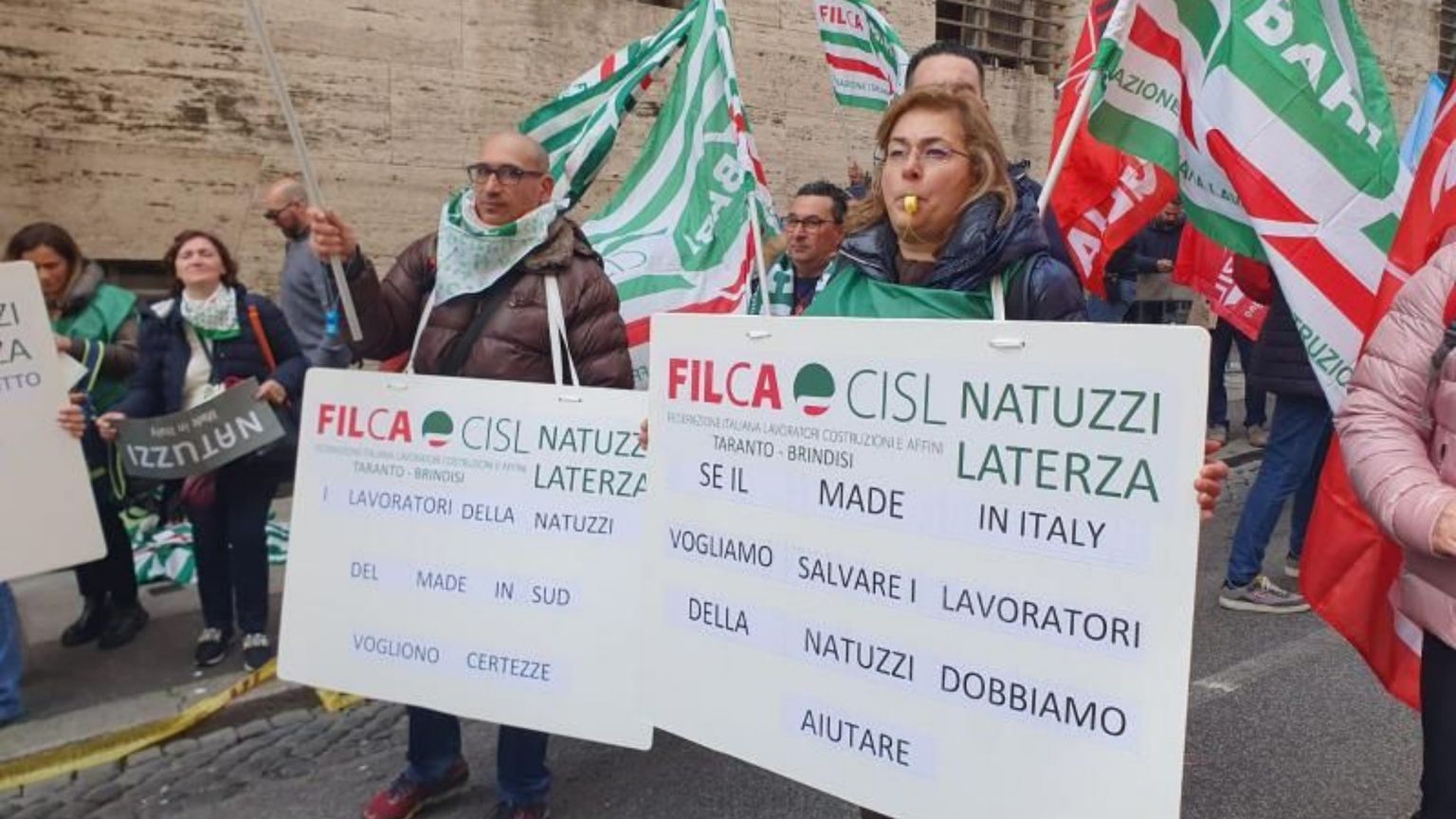 Esuberi e chiusure: il Natale “tagliato” dei dipendenti della Natuzzi