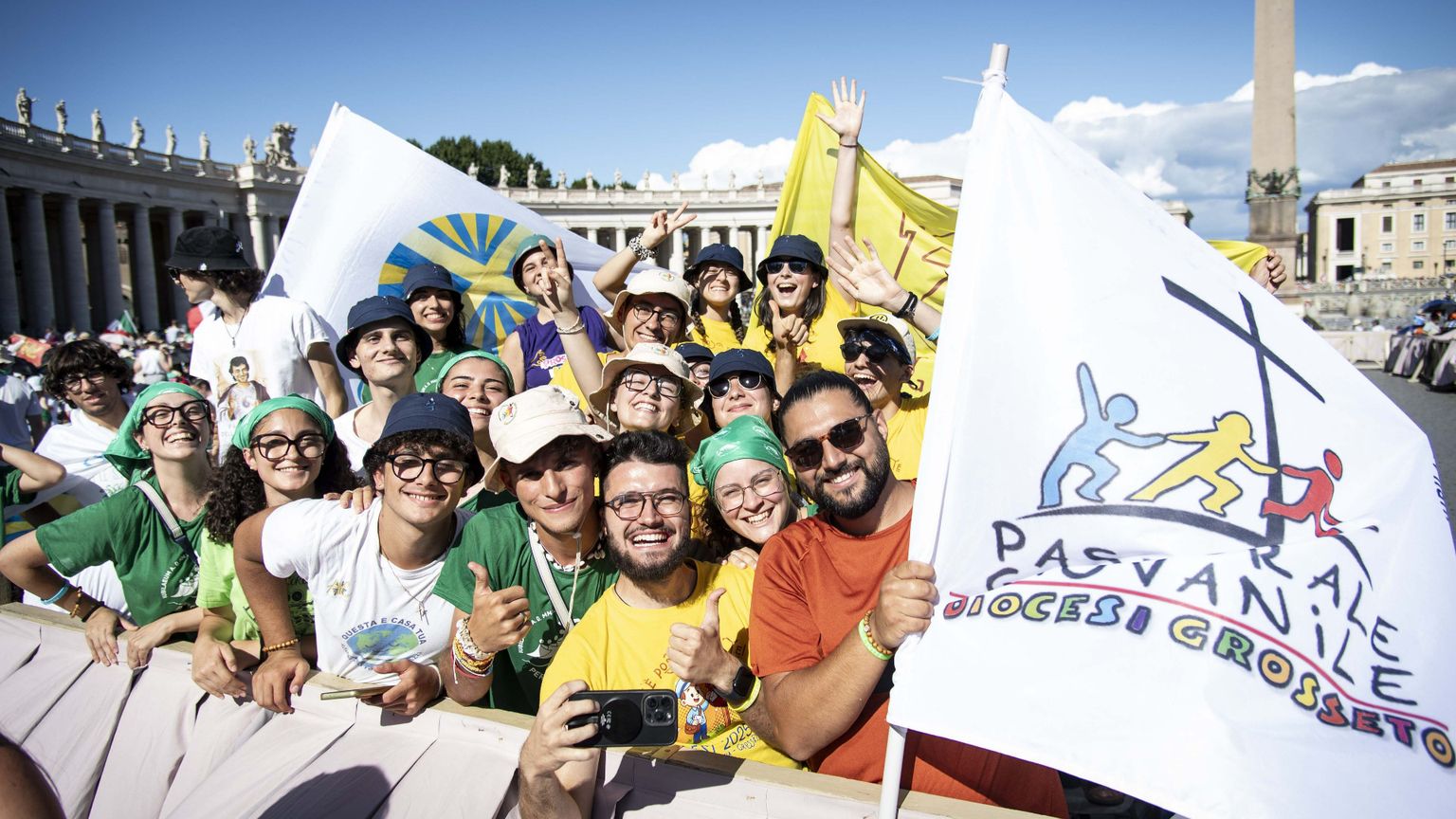 Vaticano, 29 luglio 2025: migliaia di giovani da tutto il mondo in piazza San Pietro per la Messa di benvenuto presieduta dall'arcivescovo Rino Fisichella per il Giubileo dei giovani