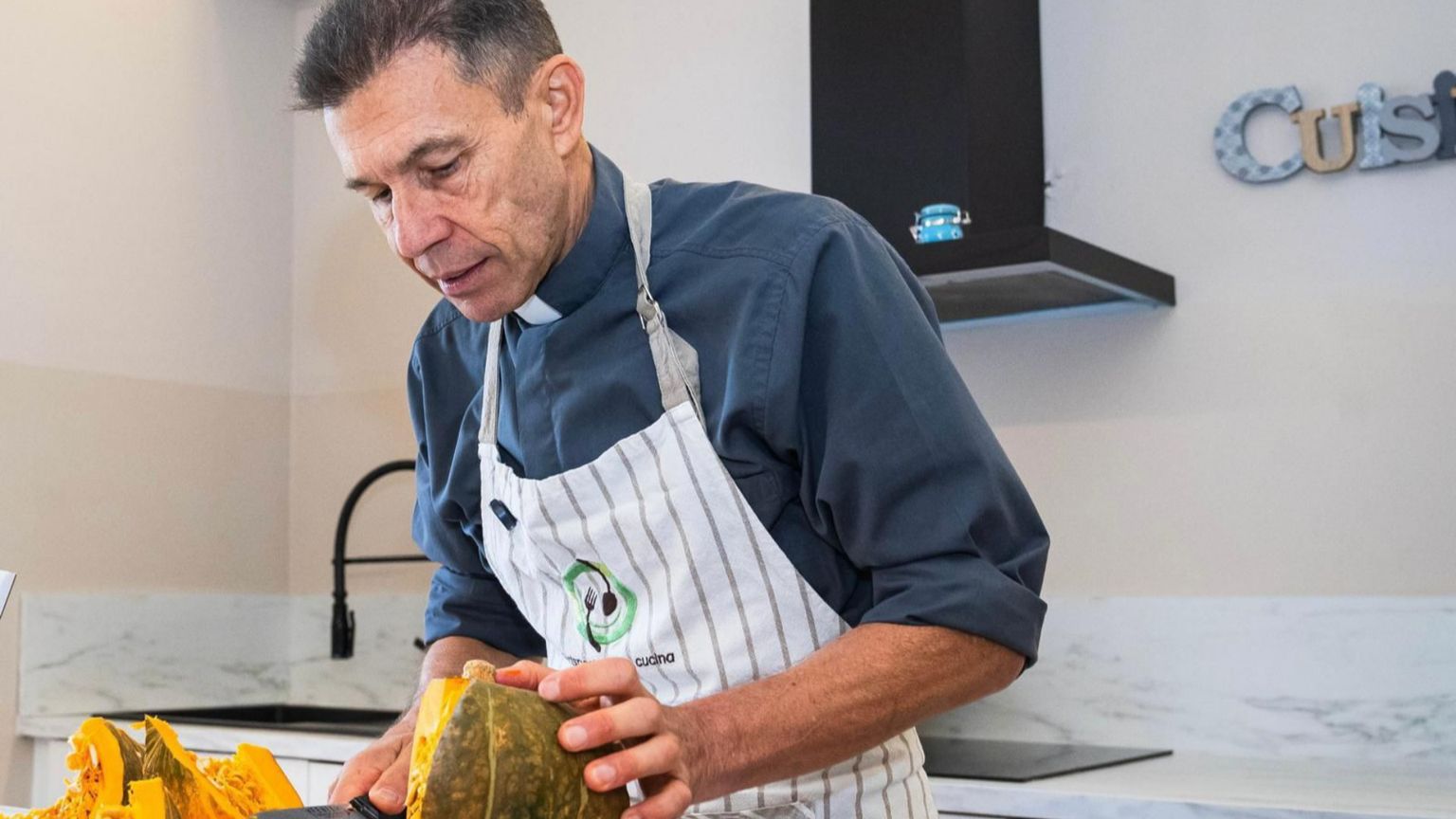 Don Pierluigi Plata in cucina