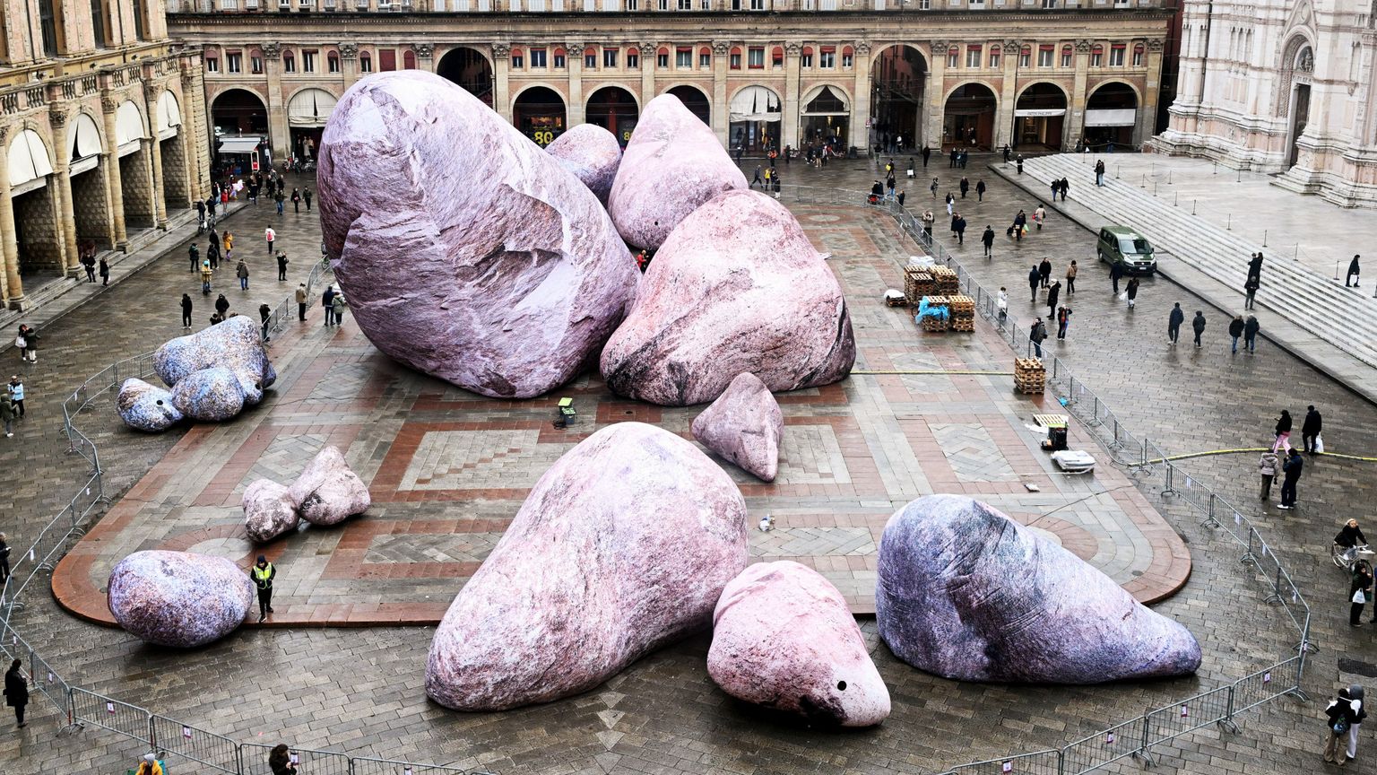 Ci sono 19 enormi rocce in piazza Maggiore a Bologna