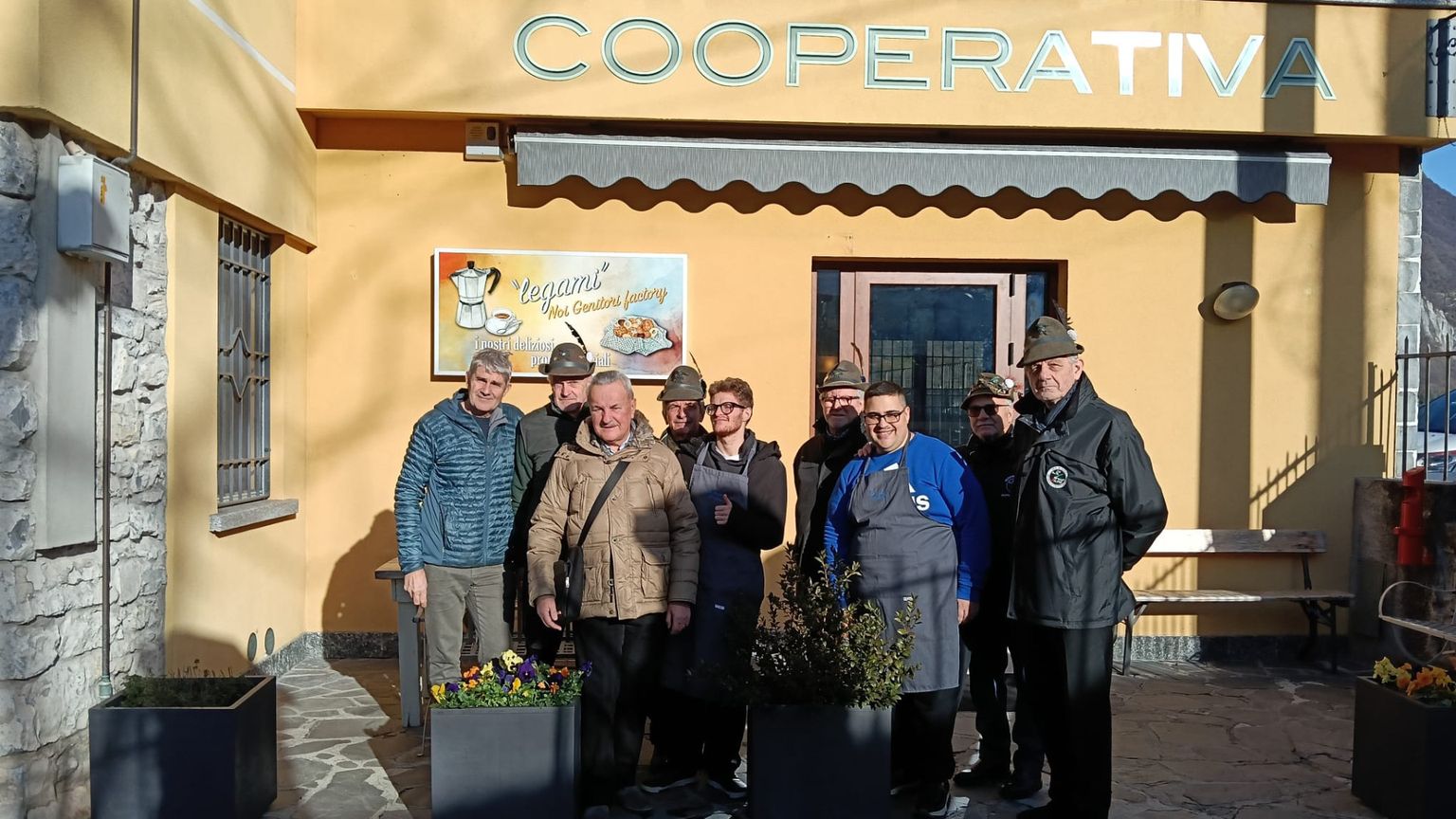 I rappresentanti della comunità di Castelmarte e della cooperativa Noi genitori di Erba davanti al bar riaperto da poche settimane
