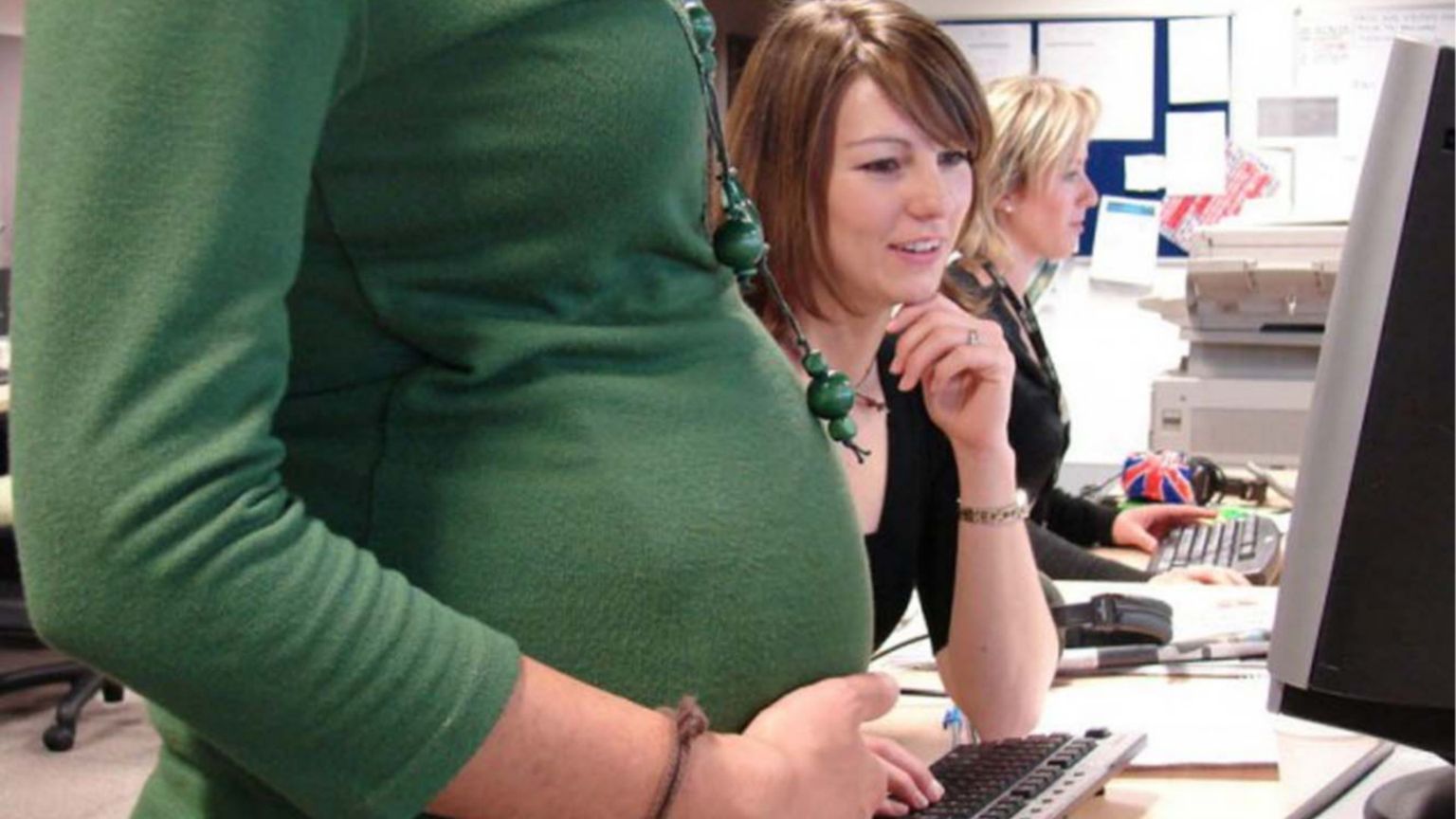 Si vedono tre donne di cui una incinta davanti al pc
