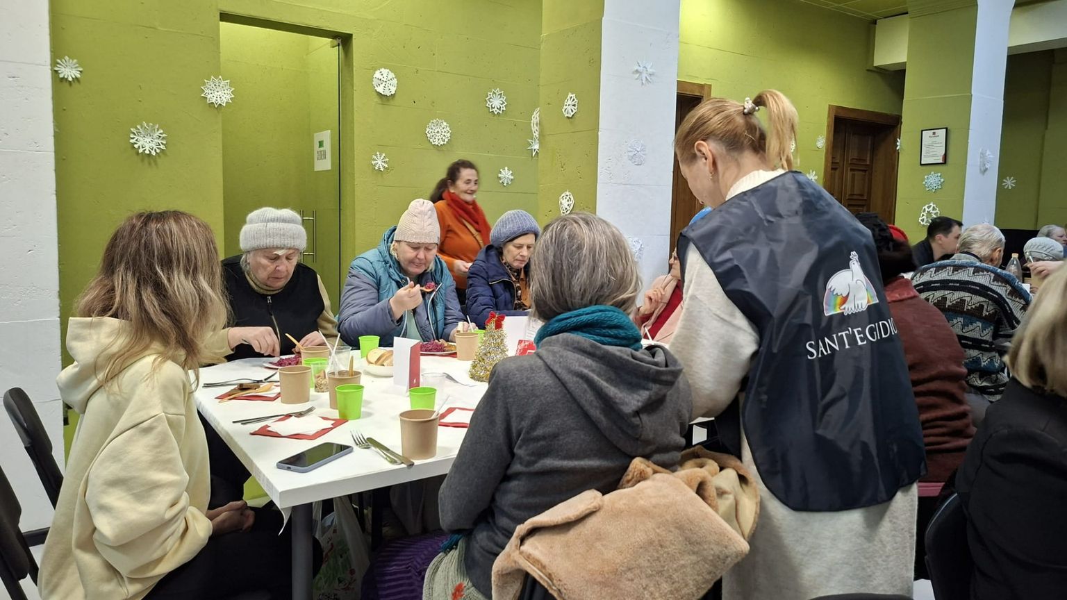 Un momento del pranzo di Natale a Kiev con Sant'Egidio