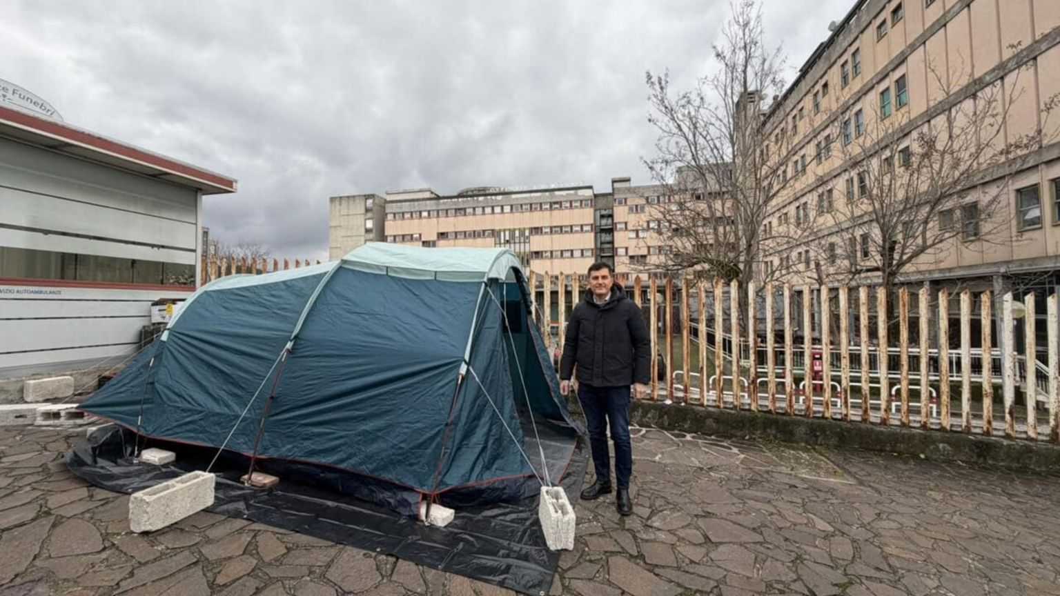 Il sindaco di Isernia e le notti in tenda per salvare l'ospedale