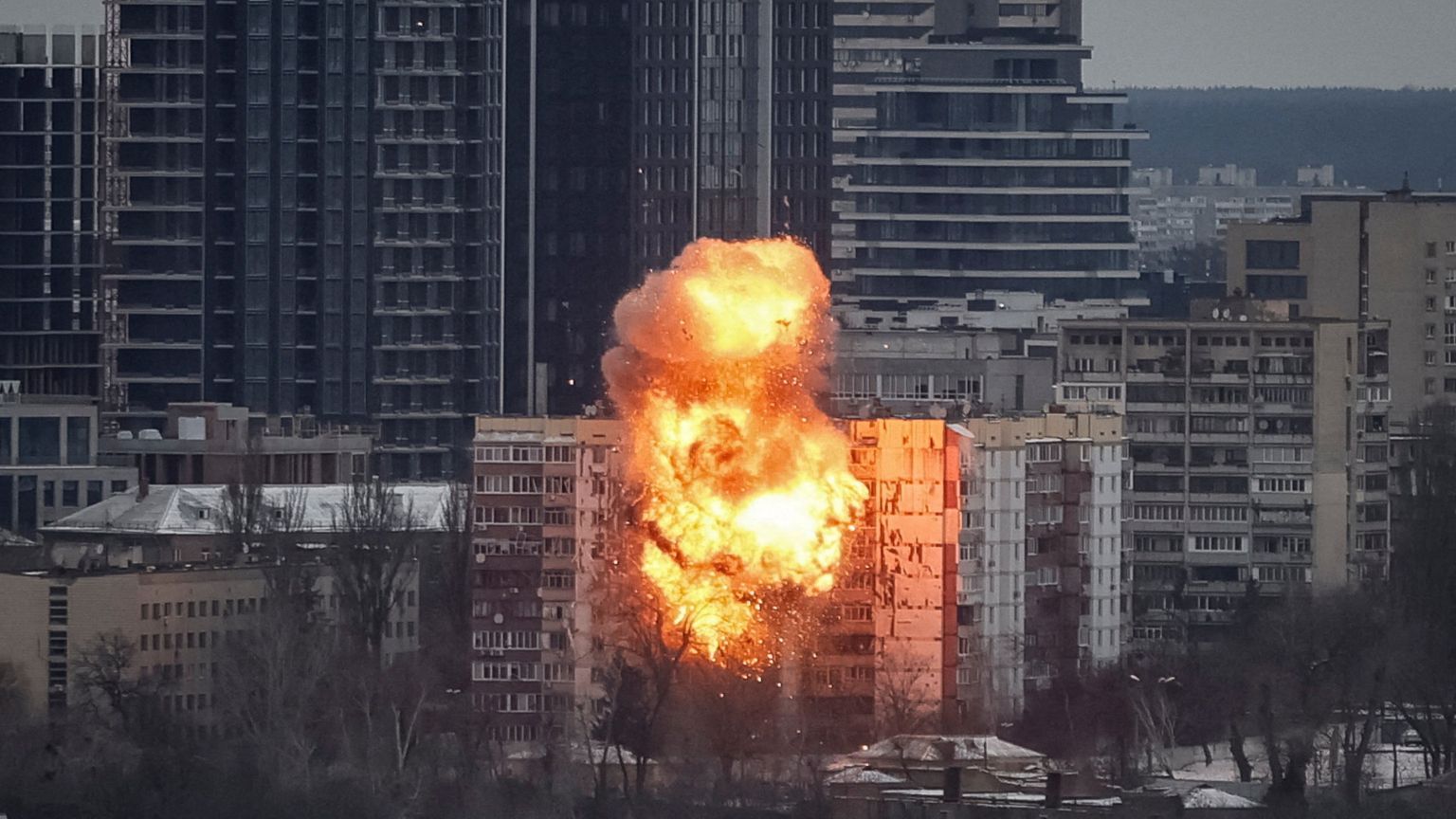 Droni e missili su Kiev. Zelensky: «Mosca non vuole la pace»