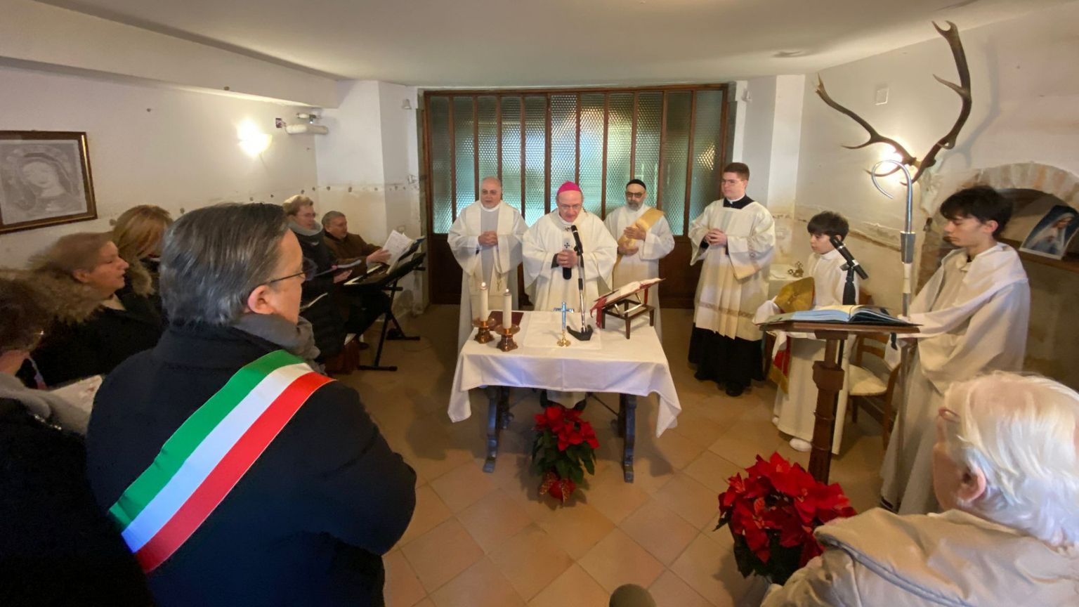 Redaelli e la Messa nell'androne: «Dio non è al di sopra del mondo»