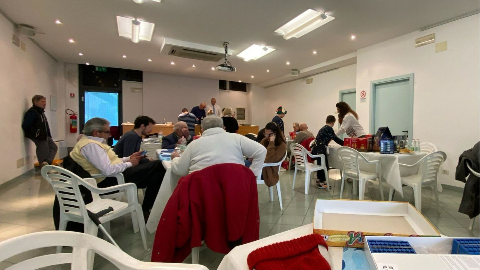 Aggiungi un posto a tavola. A Bellaria venti persone sole riunite per il pranzo natalizio