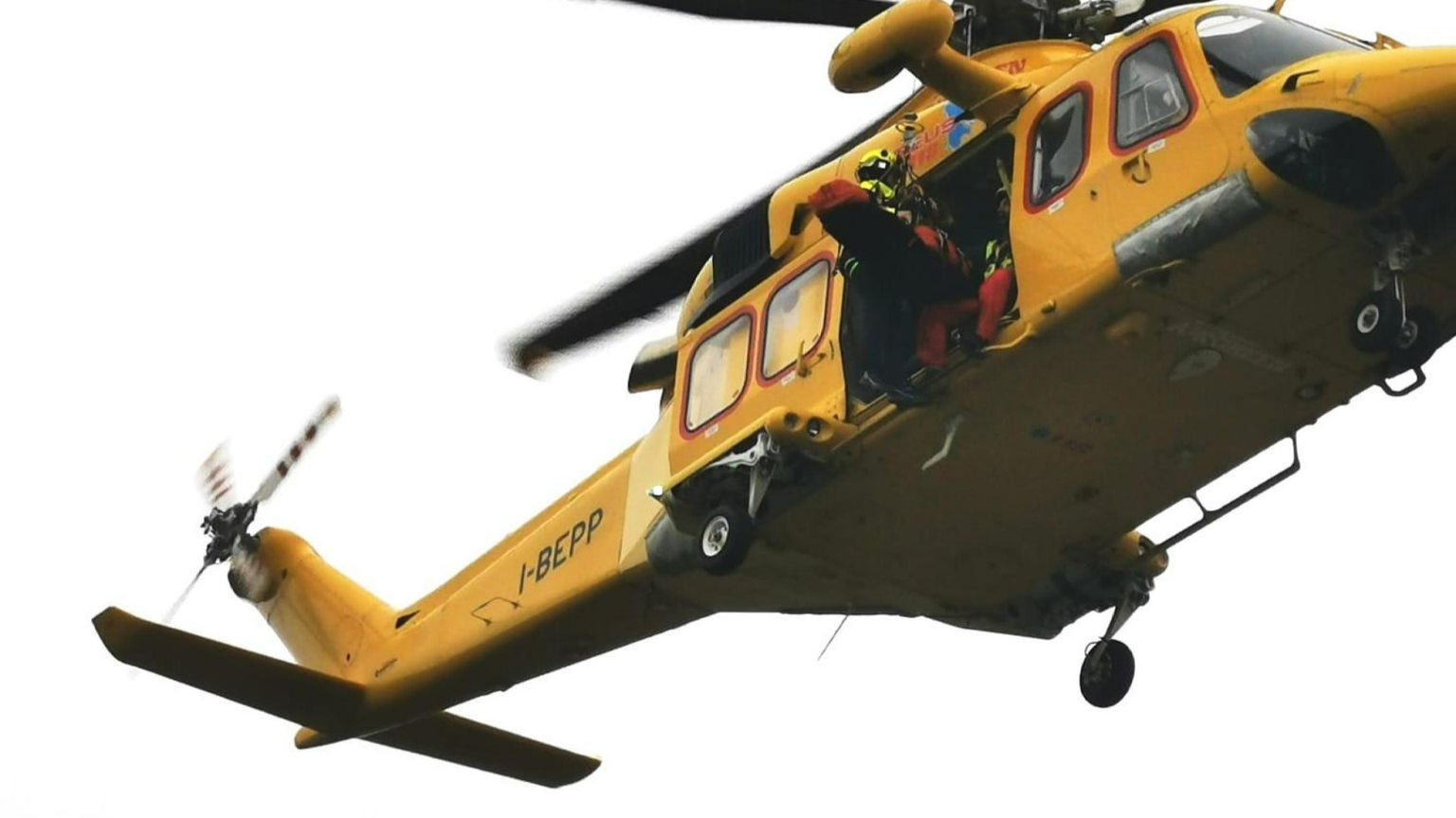 Trentino, base jumper precipita dalla montagna e muore