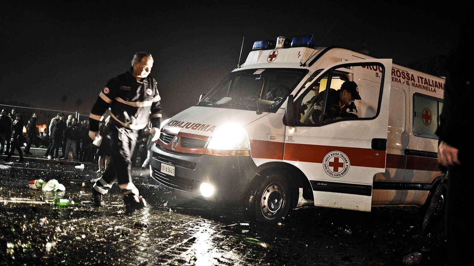 Capodanno, un morto a Roma. Un dodicenne perde una mano a Milano