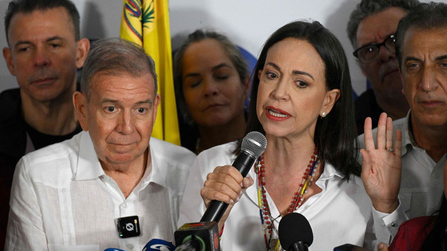 La leader dell'opposizione Maria Corina Machado insieme al presidente legittimo del Venezuela Gonzalez