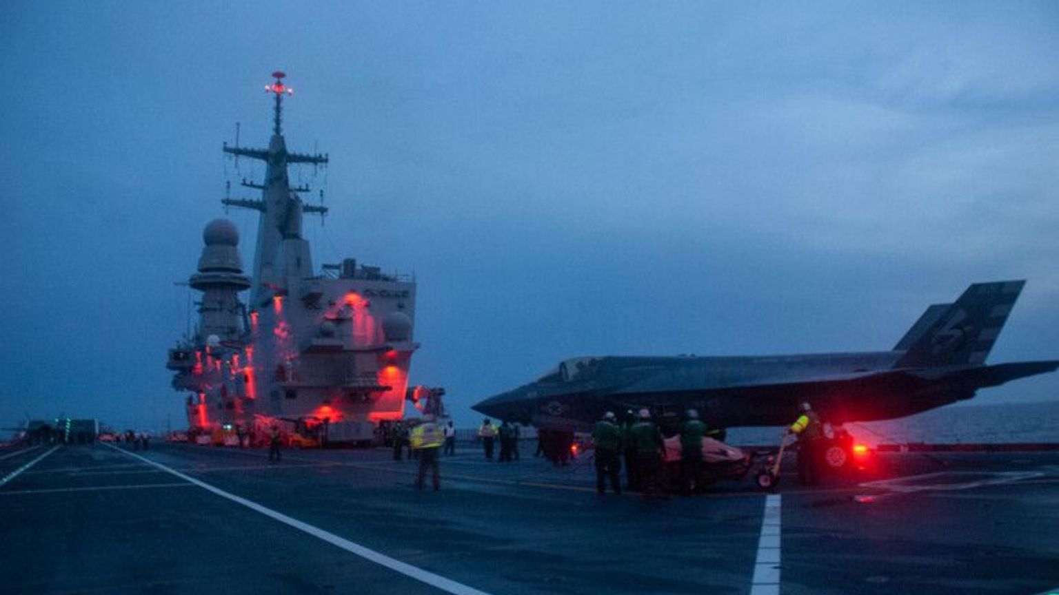 L'allestimento di una portaerei con veivoli da combattimento. Foto Ansa