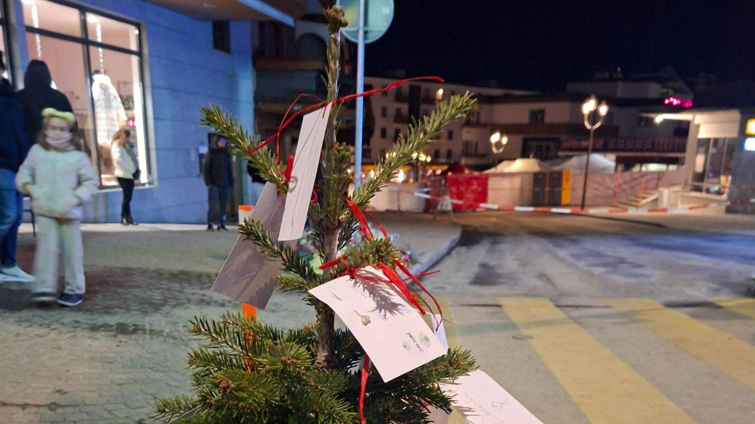 L'albero coi biglietti sistemato davanti al locale