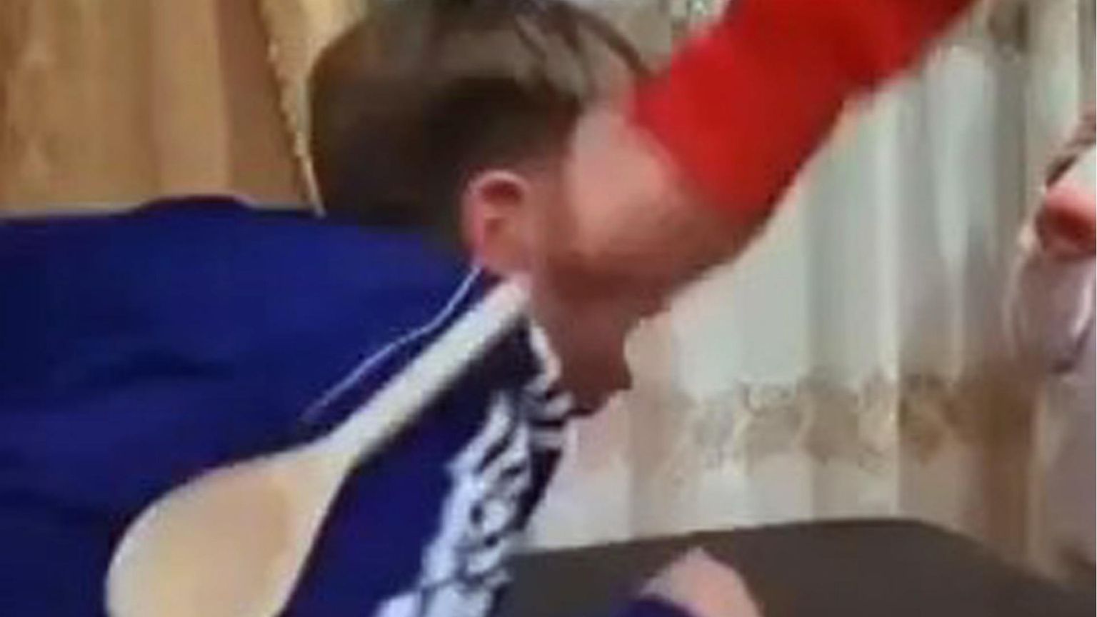 Il caso dell'uomo che picchiava il figlio col cucchiaio e che è già stato liberato