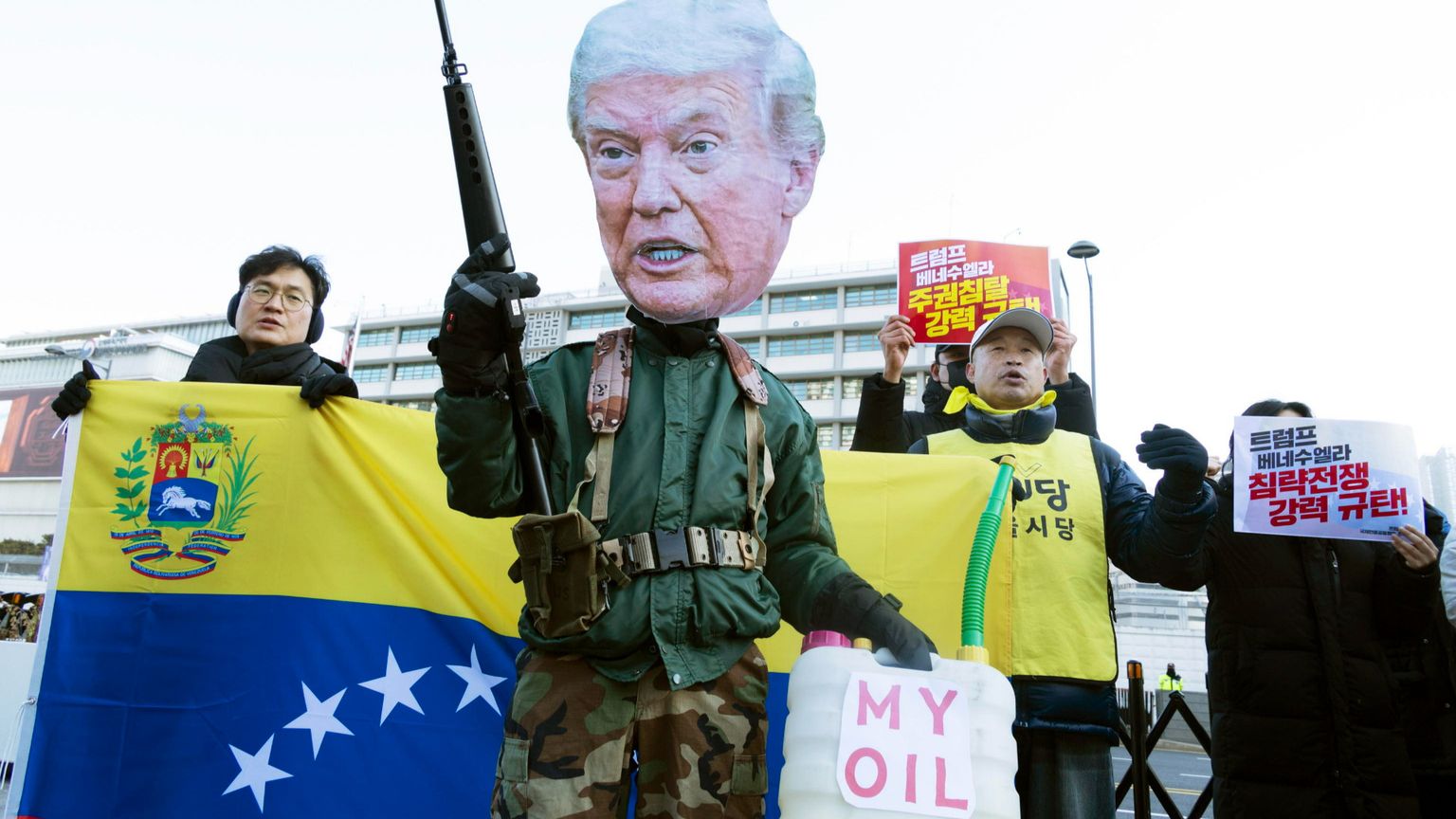 Proteste contro l'operazione americana in Venezuela sono andate in scena persino a Seul, dove migliaia di persone sono scese in piazza / ANSA