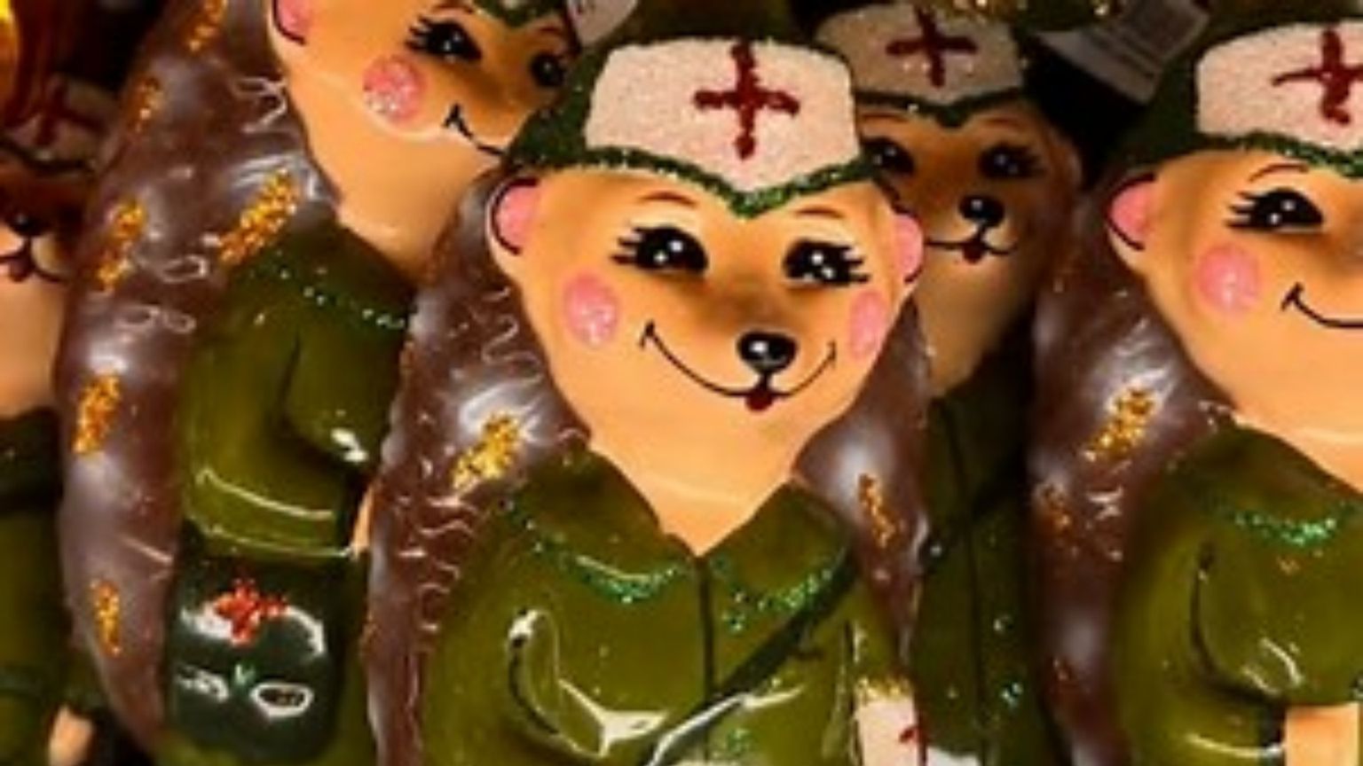Alcune delle decorazioni natalizie vendute in Russia per gli alberi di Natale
