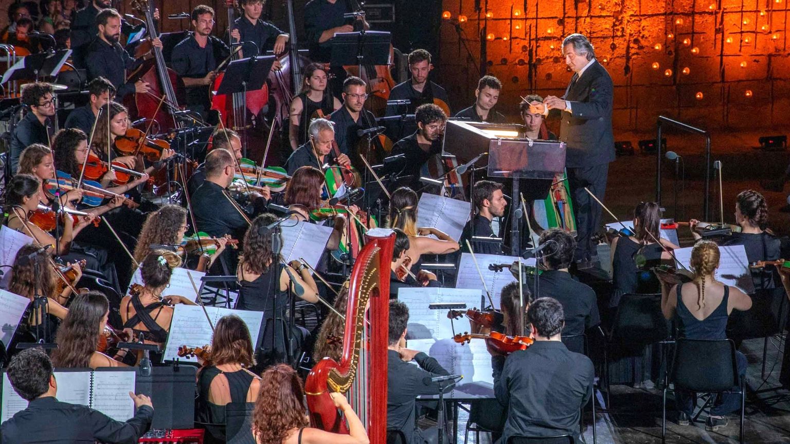 Muti dirige ad Opera l'Orchestra del mare: in carcere la “musica senza barriere”