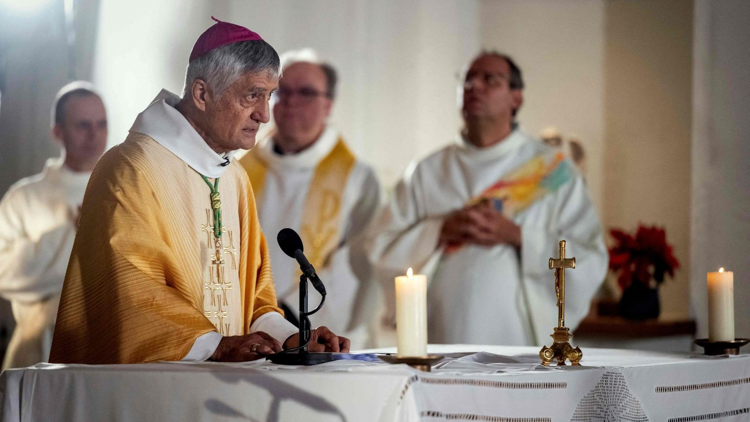 Il vescovo di Sion Jean-Marie Lovey durante la Messa di ieri per le vittime di Crans-Montana