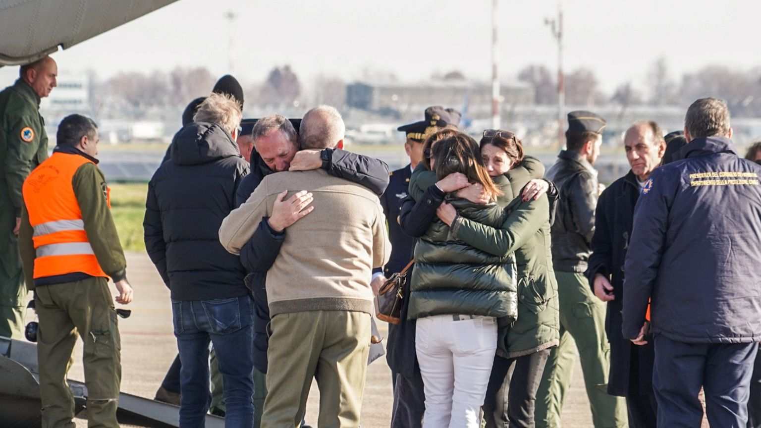 L'arrivo delle salme dei ragazzi morti nell’ incendio a Crans-Montana all'aeroporto di Linate e l'abbraccio tra le loro famiglie