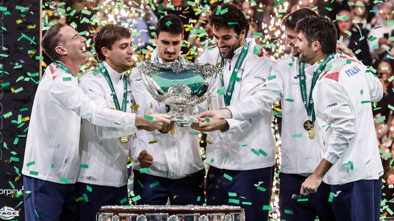 I festeggiamenti dell'ultima Coppa Davis vinta dalla squadra azzurra maschile lo scorso novembre