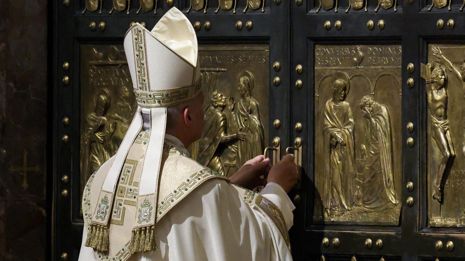 Il Papa chiude la Porta Santa in San Pietro / REUTERS