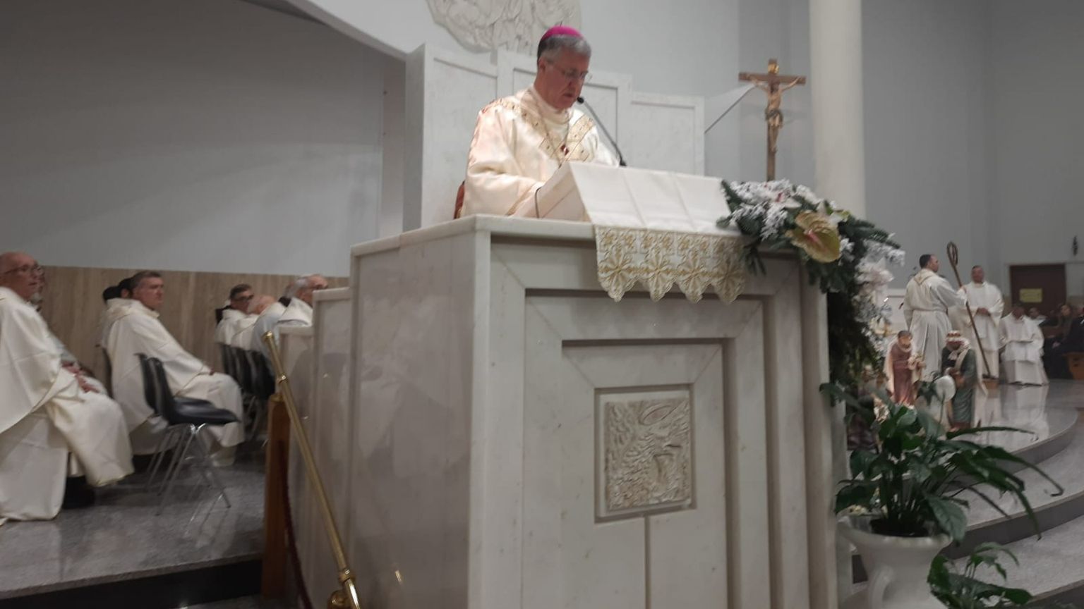 Il vescovo di Palermo contro le violenze allo Zen: «Siamo tutti responsabili degli spari»