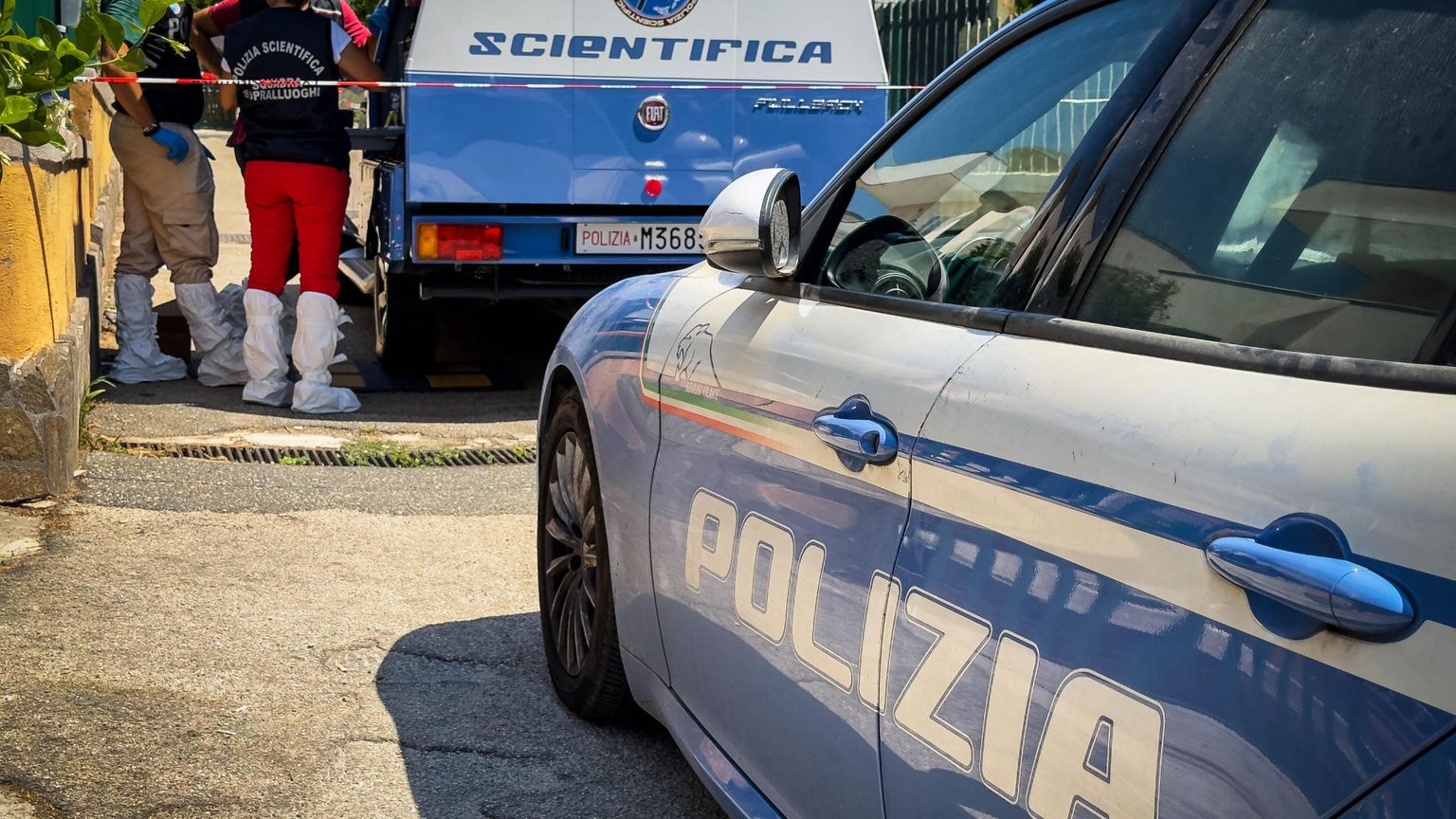 Accoltella la compagna e poi si toglie la vita, la donna è viva