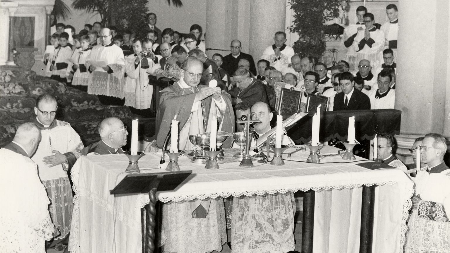 Domenica 7 marzo 1965, nella chiesa di Ognissanti, a Roma, Paolo VI celebra per la prima volta la Messa secondo la nuova formula della liturgia