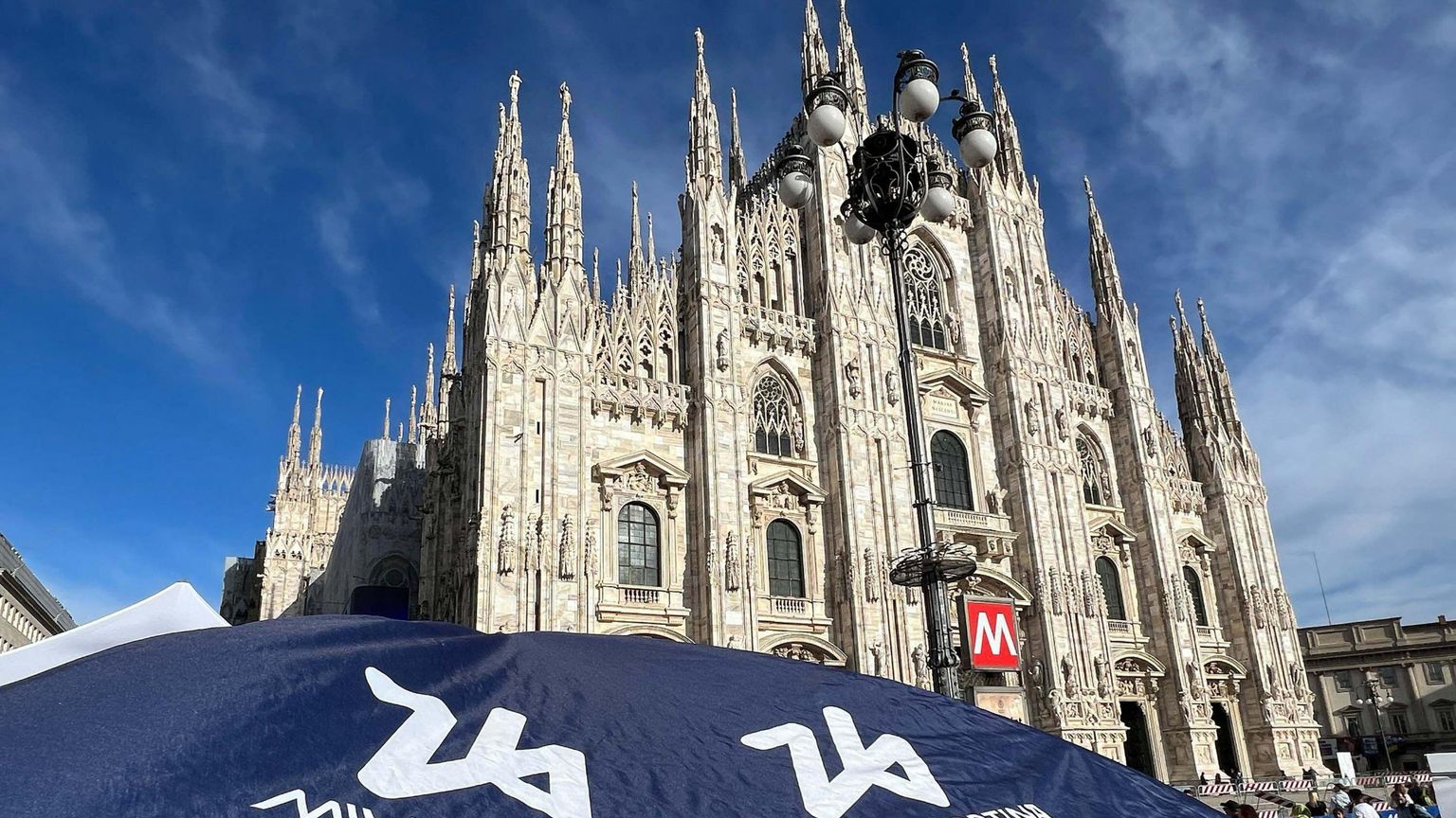 Il simbolo delle Olimpiadi invernali sullo sfondo del Duomo di Milano