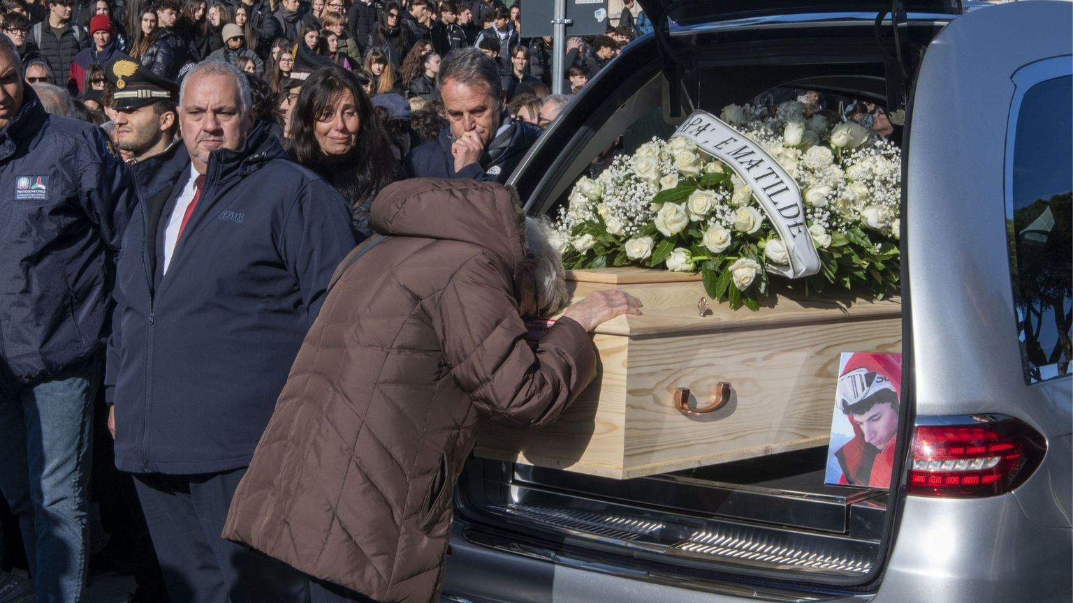 La nonna di Riccardo Minghetti che piange sulla sua bara alla fine del funerale
