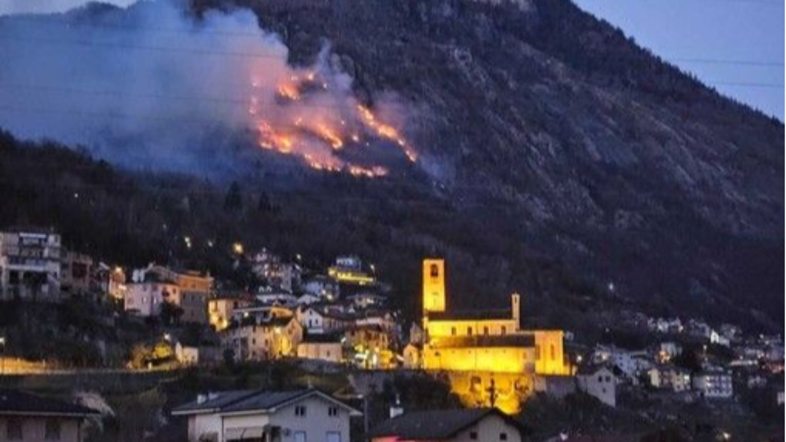 Si perde nei boschi e accende un fuoco. Ma scatena un incendio