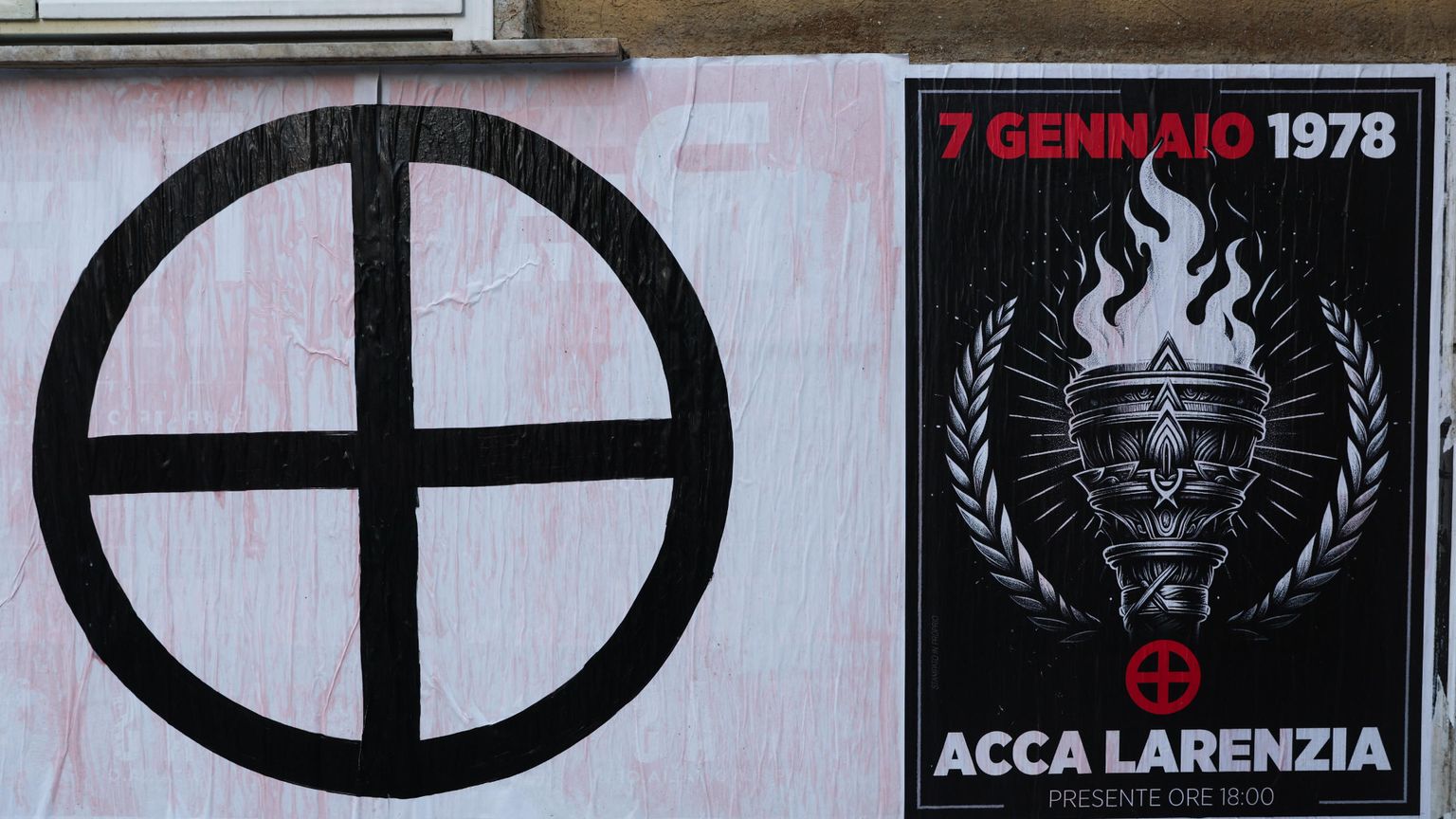Uno striscione affisso per la commemorazione in via Acca Larenzia durante la celebrazione dell'anniversario della strage. ANSA/Emanuele Valeri