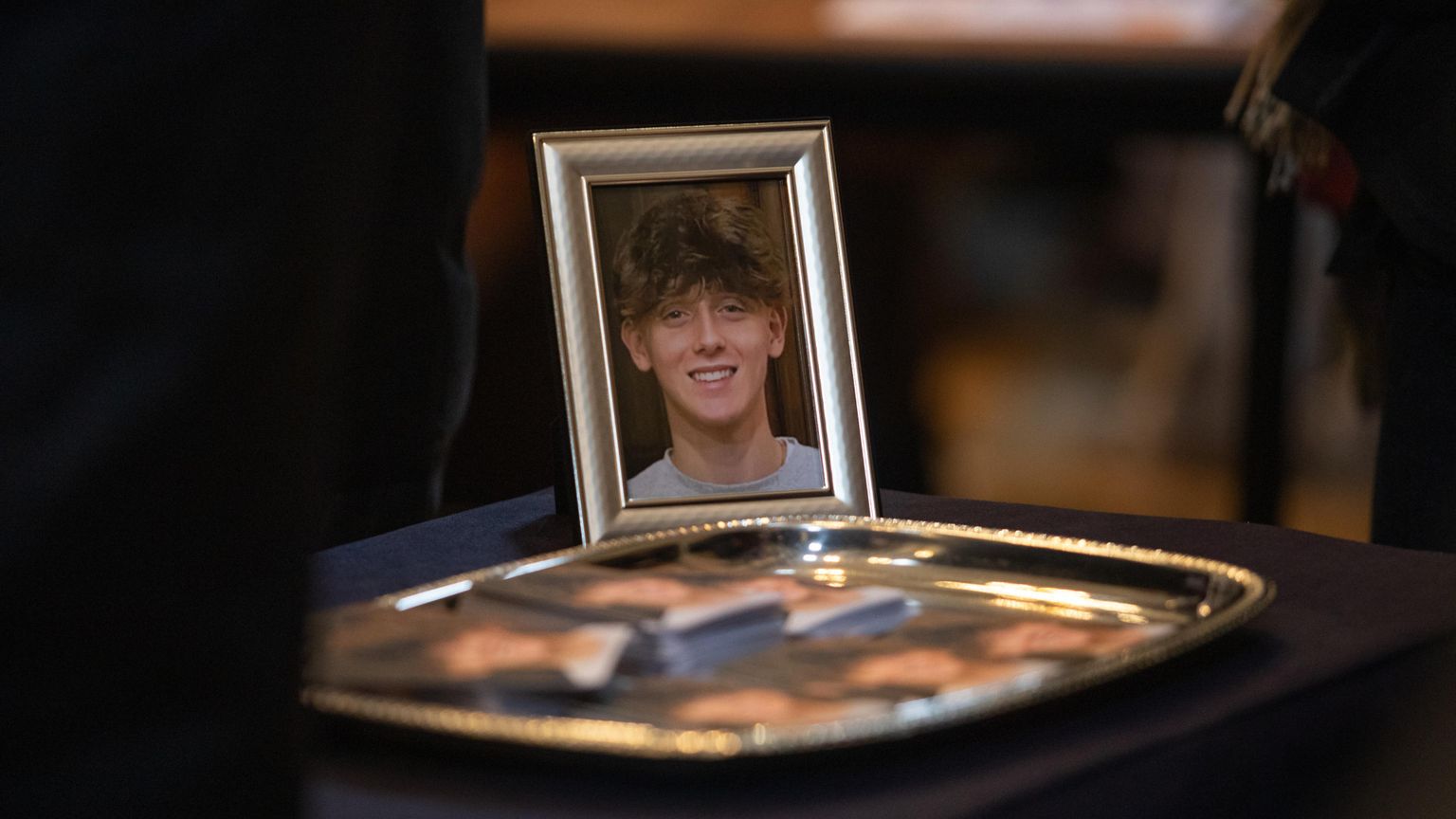 Ero tra i giovani in chiesa: chiedono che l'ultima parola sulla loro vita non sia la morte