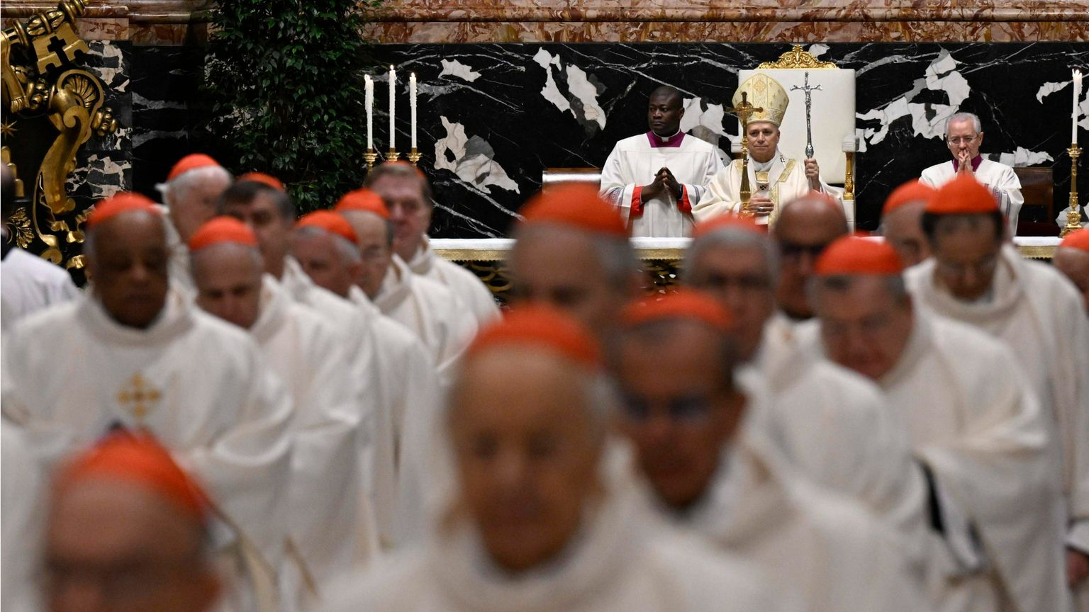 Il Papa ai cardinali: non portatemi le agende personali ma le voci della gente