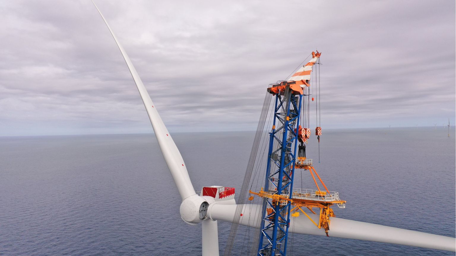 Non solo petrolio: ci sarebbe l'eolico galleggiante, ma in Italia non riesce a partire