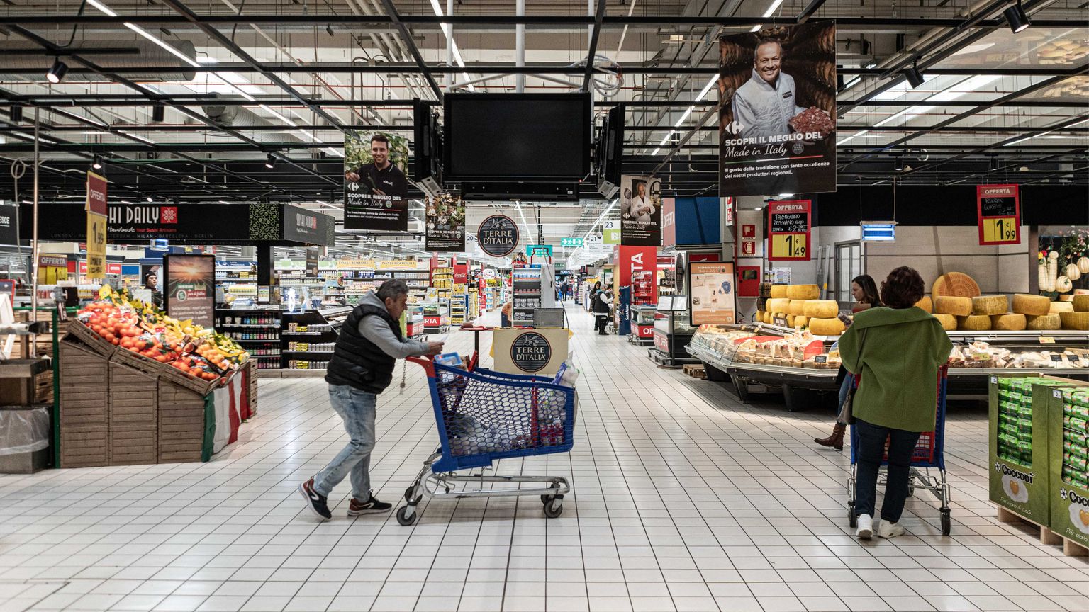 Clienti in un supermercato di domenica
