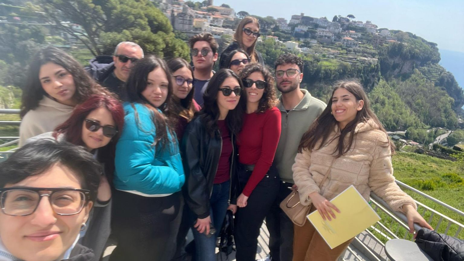 Don Alessandro Bottiglieri, parroco a Giffoni VallePiana (Salerno) e segretario generale dell’Anspi (Associazione nazionale San Paolo Italia), assieme ai ragazzi impegnati nelle attività dell’oratorio