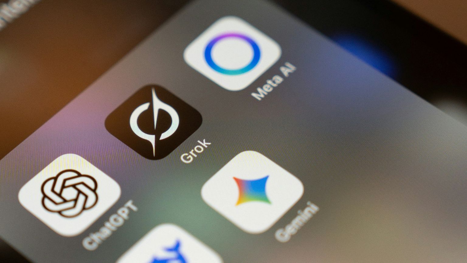 L'IA di X "spoglia" le donne: così la Ue ha reagito e Musk ha fatto un passo indietro