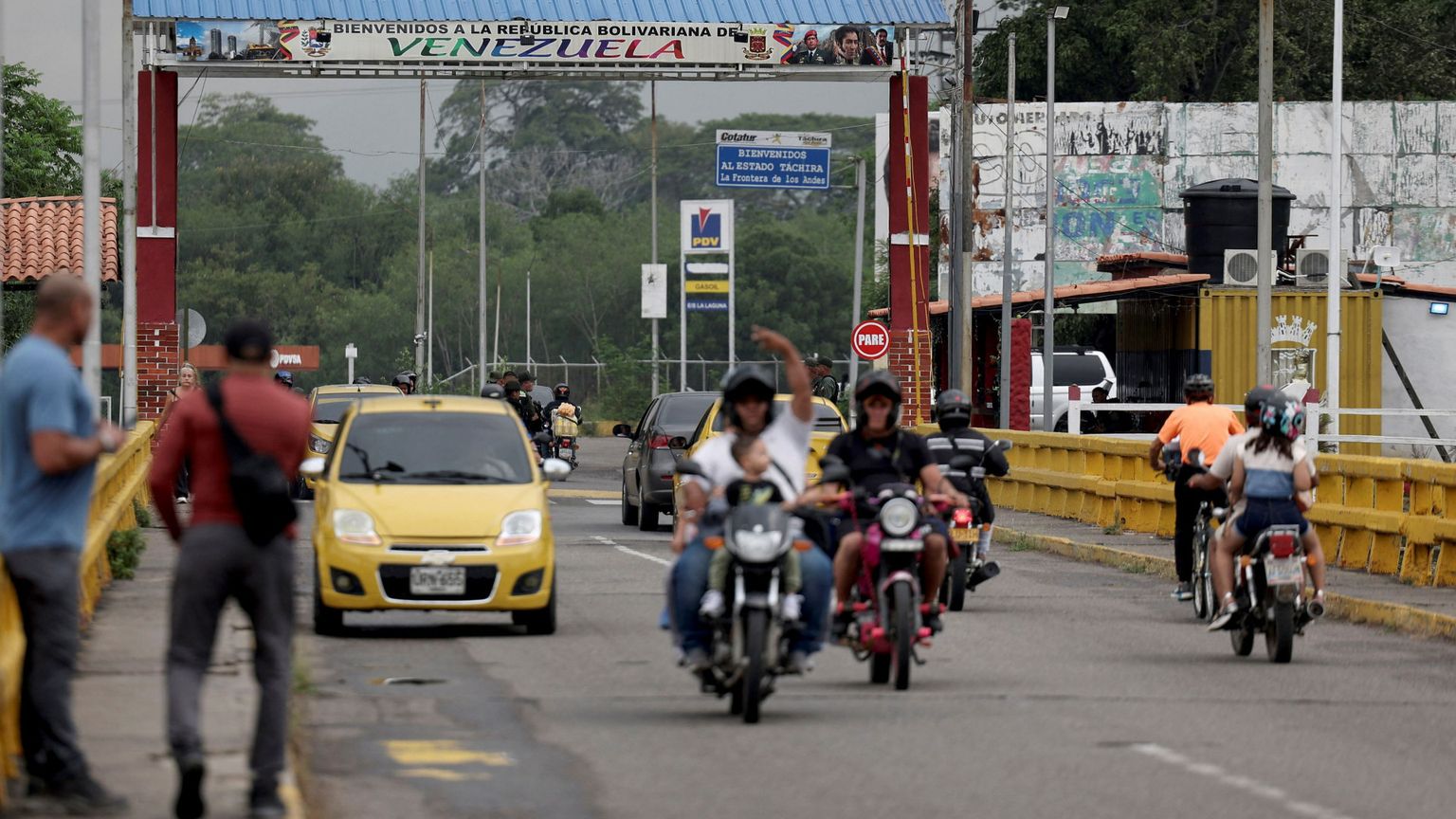 Il traffico sul Ponte Bolívar, al confine tra Colombia e Venezuela
